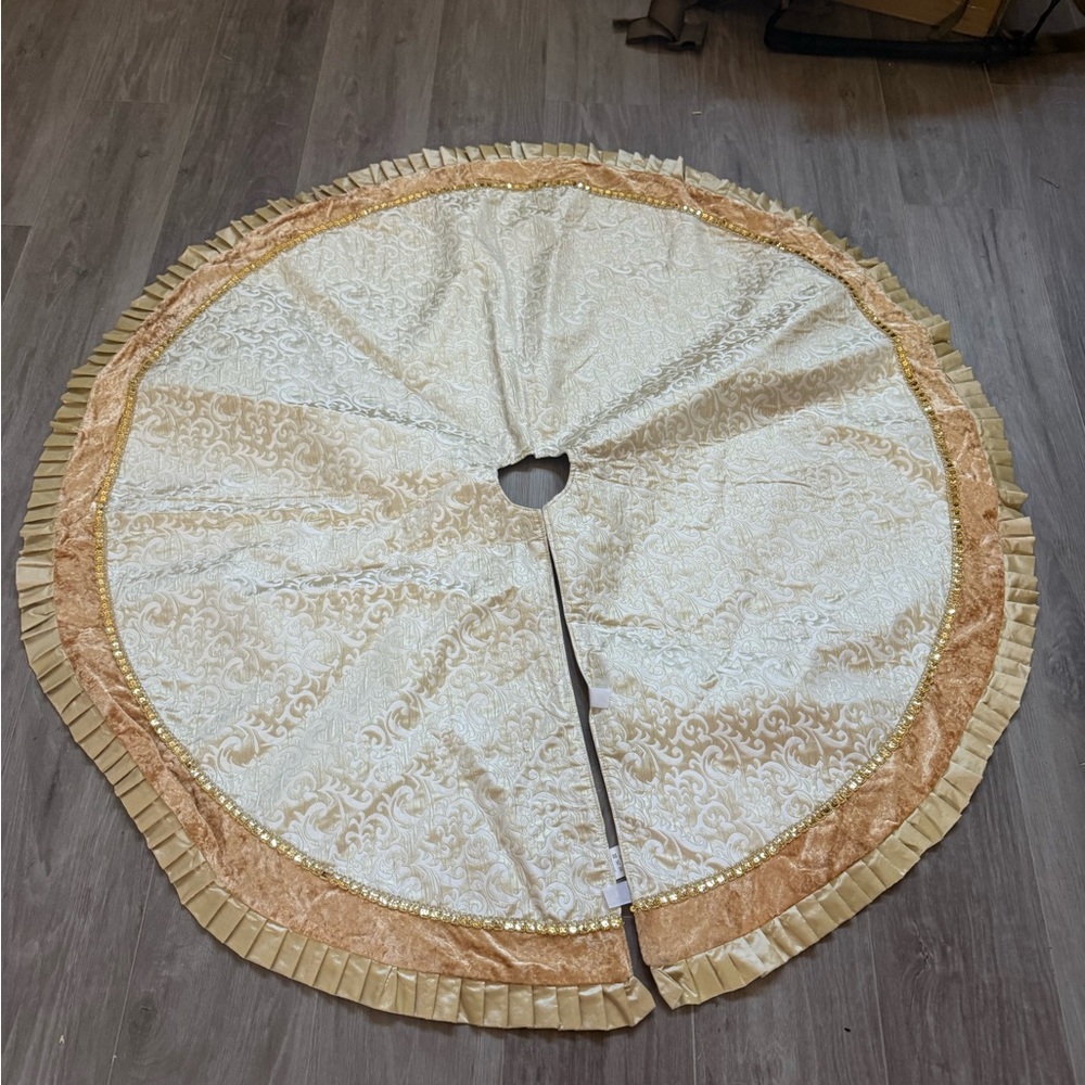 Elegant Cream and Gold Tree Skirt